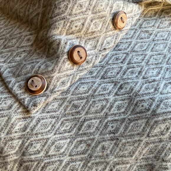 Mexican Wool Poncho with Wooden Buttons – Light Gray with Fringe / Poncho - Picture 7 of 11